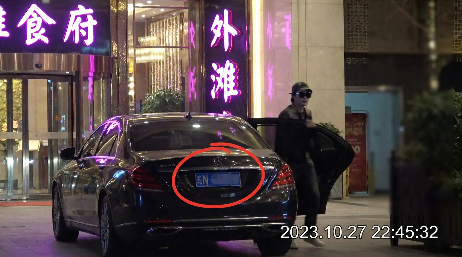 小视频-热门小视频大全|免费高清短视频每日更新 - 豪车餐厅外偷拍